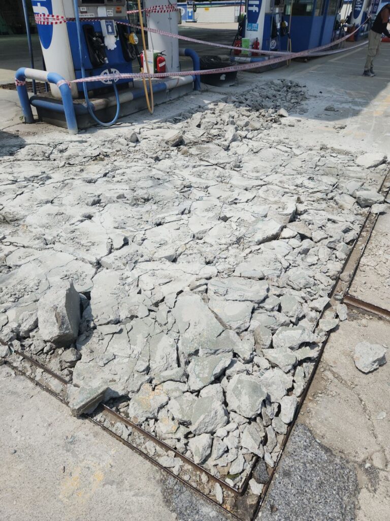 용인 주유소 콘크리트바닥 균열 재포장 타설작업 - 브레이커로 깨어 낸 기존 콘크리트