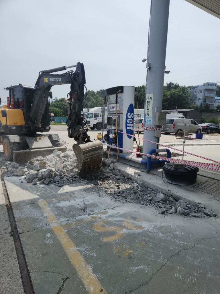 용인 주유소 콘크리트바닥 균열 재포장 타설작업 - 굴착기로 파쇄 구간 정리