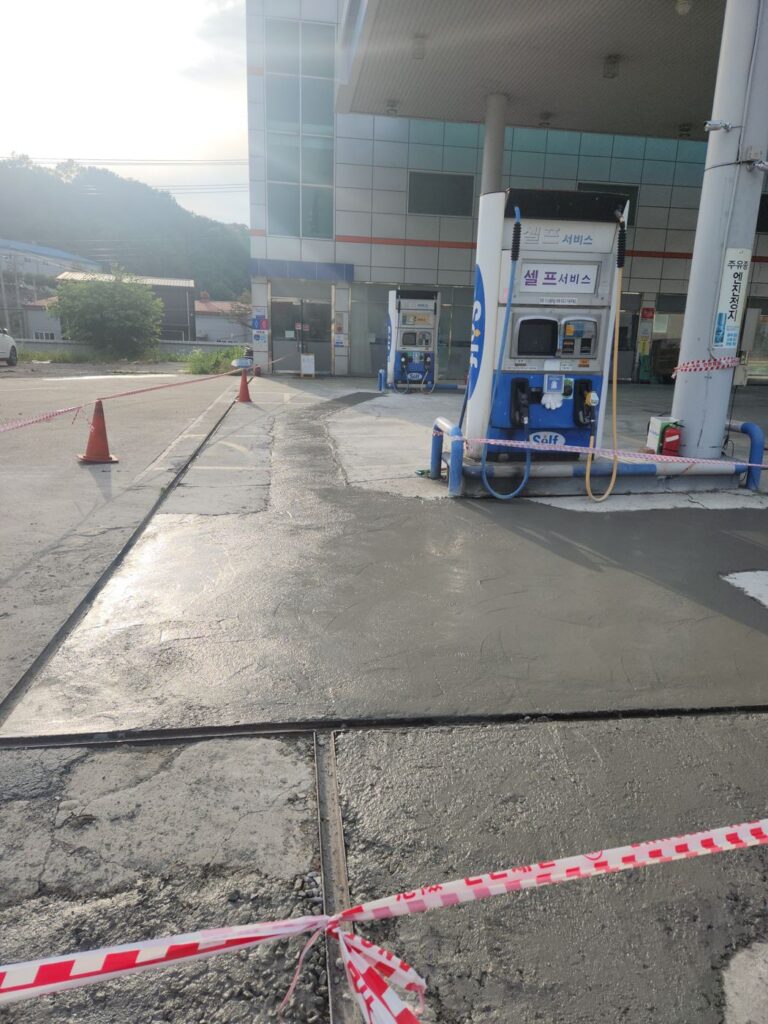 용인 주유소 콘크리트바닥 균열 재포장 타설작업 - 양생 중 진입을 막아 둔 모습
