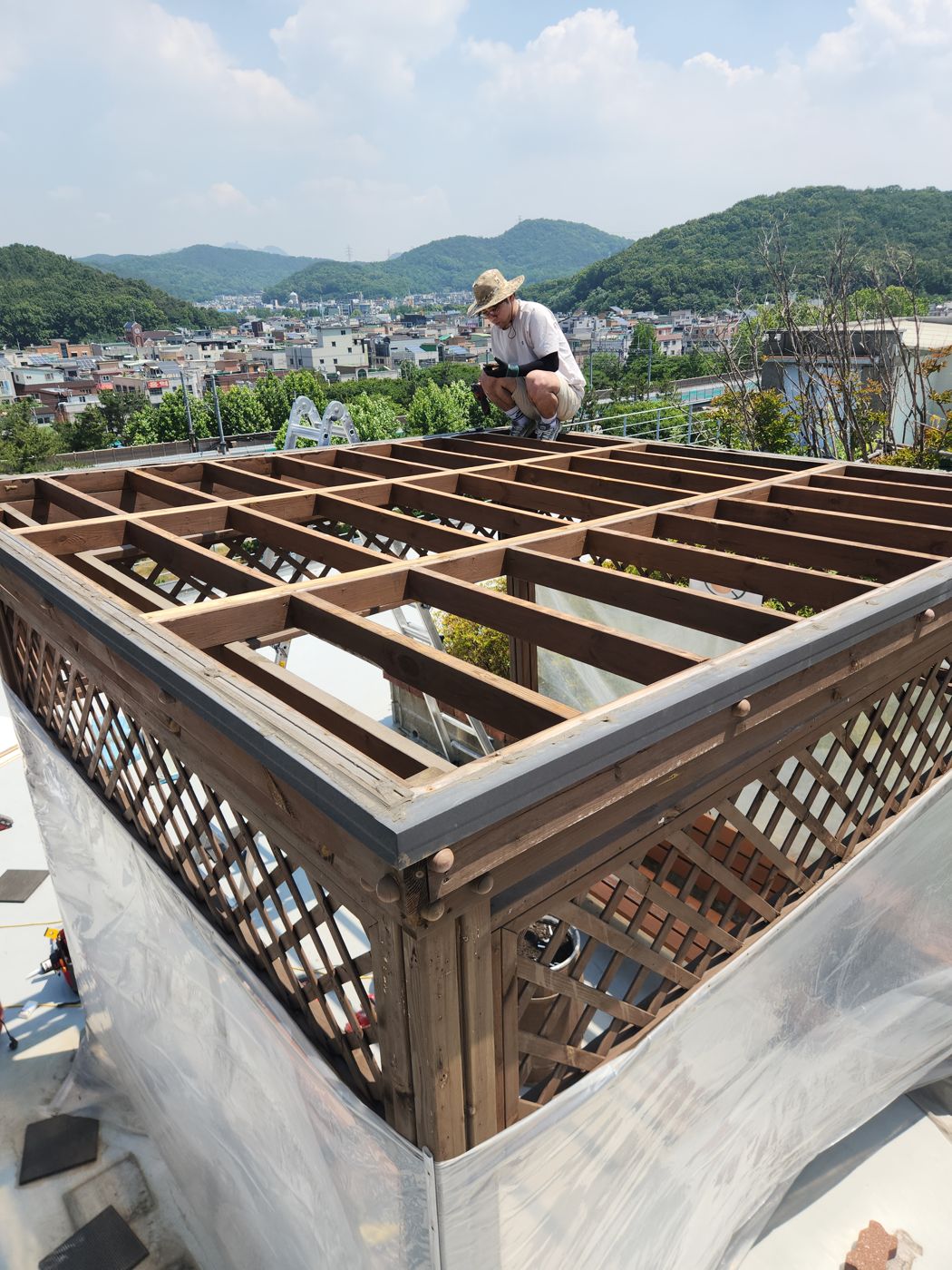 안산 관공서 옥상 아파트 파고라보수업체 지붕아스팔트슁글 시공 - 골판을 걷어 낸 뒤 드러난 목재 서까래