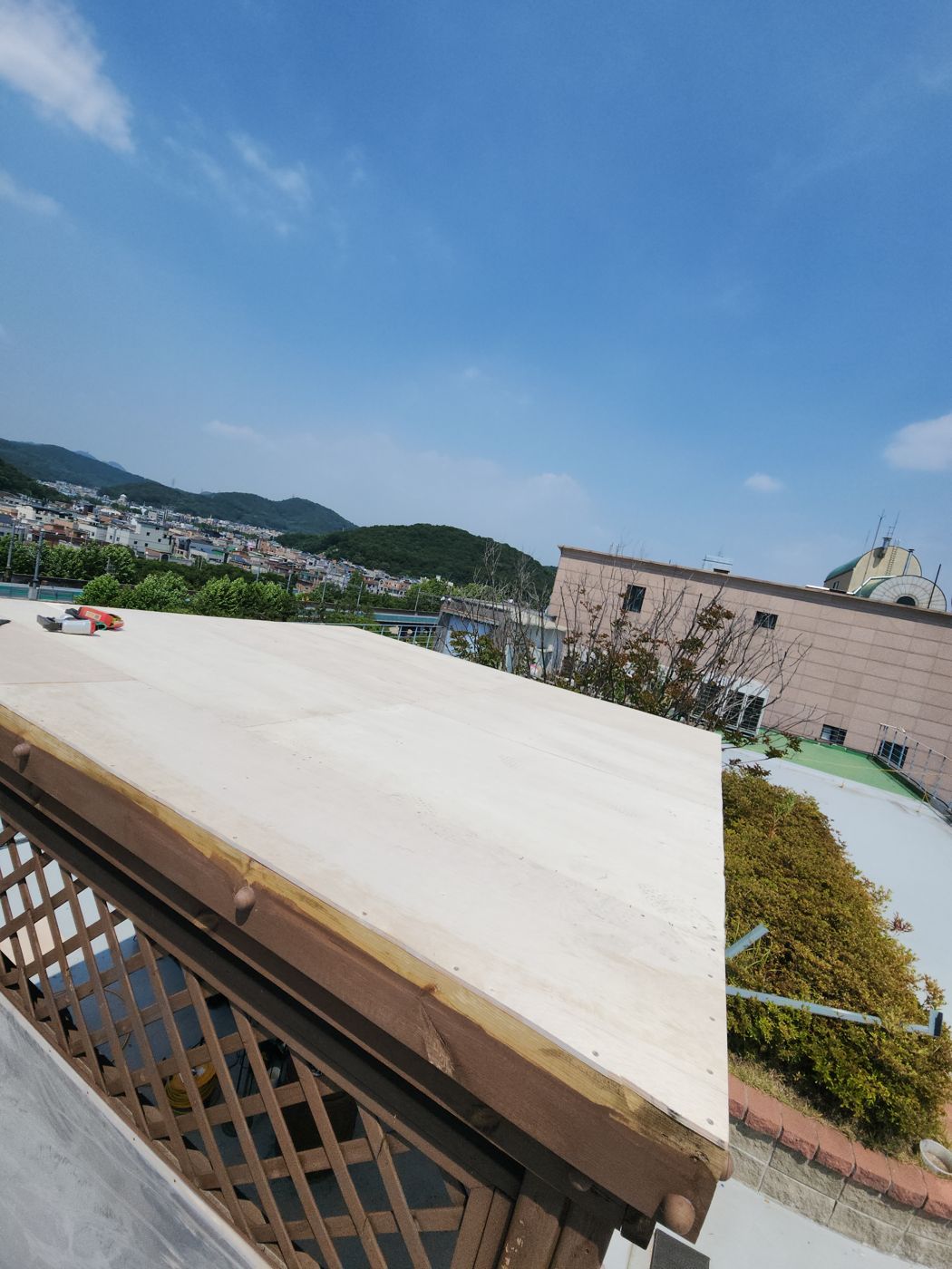 안산 관공서 옥상 아파트 파고라보수업체 지붕아스팔트슁글 시공 - 서까래 위에 고정한 내수합판