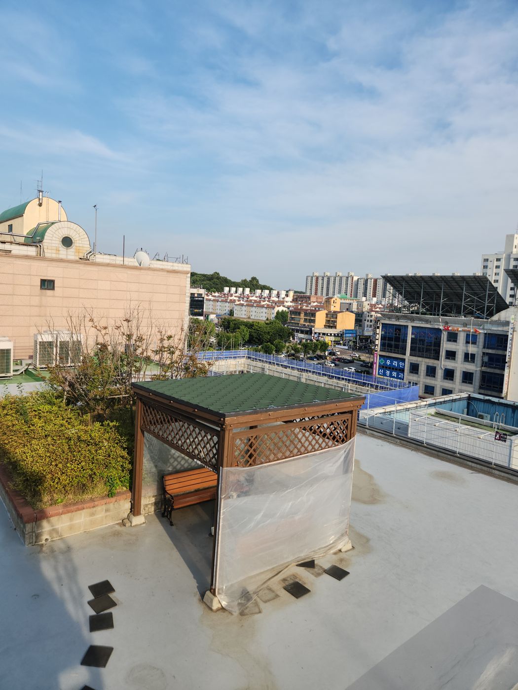 안산 관공서 옥상 아파트 파고라보수업체 지붕아스팔트슁글 시공 - 새 지붕을 얹은 파고라 전경