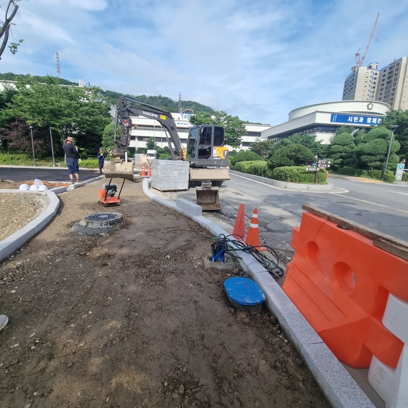 의왕시 관공서 보도블럭 인도경계석 연석 시공업체 - 굴착기로 화강석 경계석을 옮기는 모습