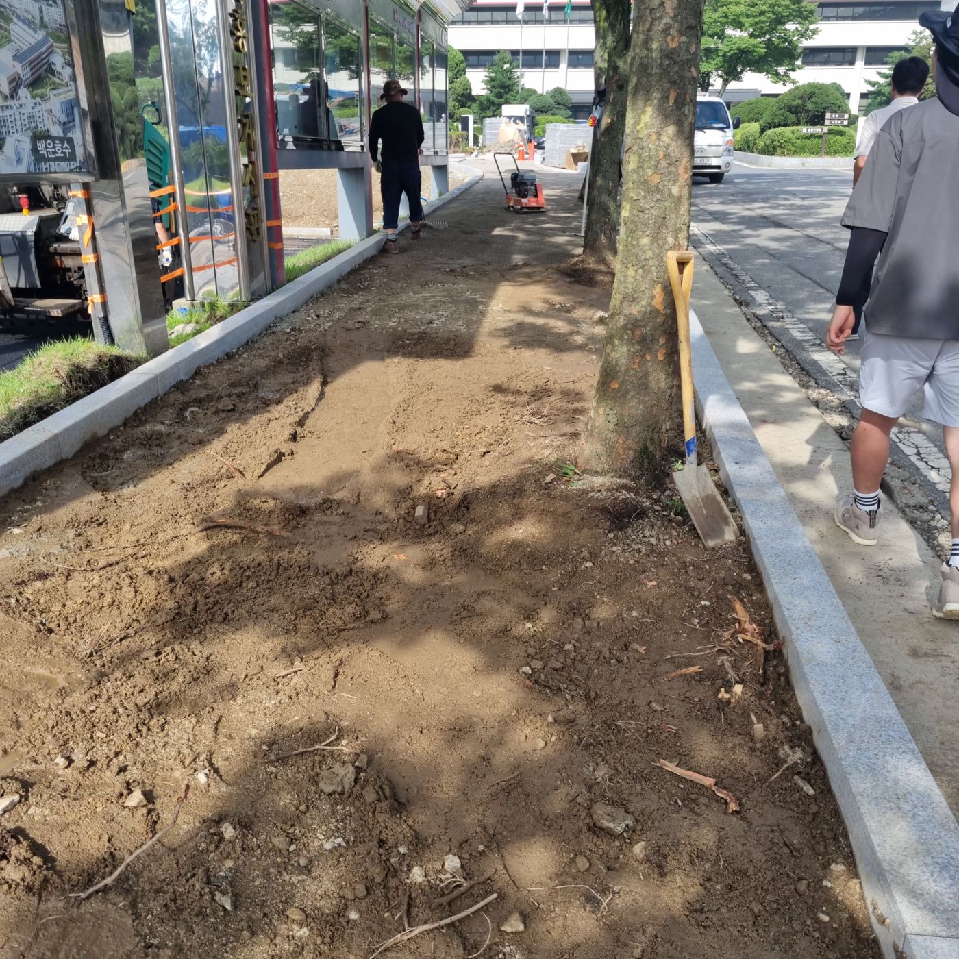 의왕시 관공서 보도블럭 인도경계석 연석 시공업체 - 버스정류장 옆 기존 포장을 걷어 낸 구간